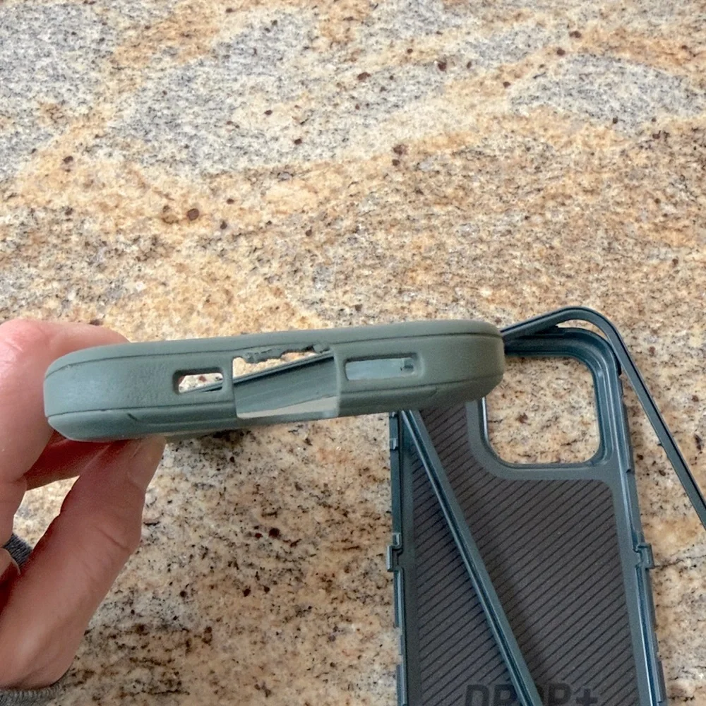Otterbox Defender for iPhone 15 Pro In great - Picture 3 of 4